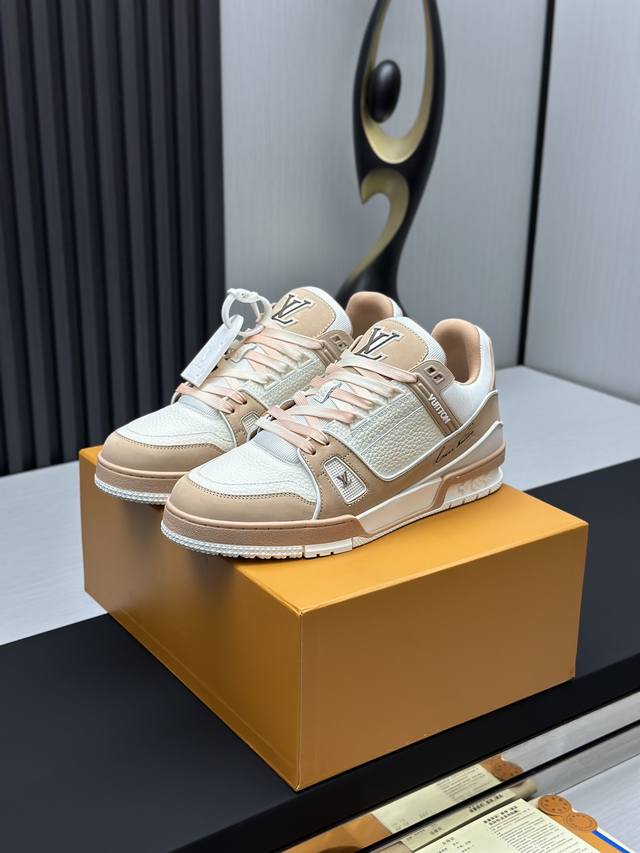 工厂直销 顶级版本 LV-路易威登-经典走秀新款空胶工艺 原版1：1开发复刻！！上脚非常舒适 奢侈用料，做工精细，中底印有欧洲制造英文字母鞋面由意大利进口小牛皮