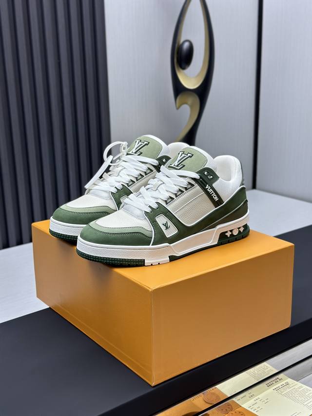 工厂直销 顶级版本 LV-路易威登-葫芦娃走秀新款空胶工艺 原版1：1开发复刻！！上脚非常舒适 奢侈用料，做工精细，中底印有欧洲制造英文字母鞋面由意大利进口小牛