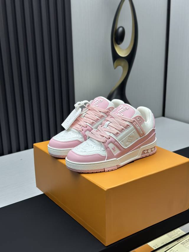 工厂直销 顶级版本 LV-路易威登-经典走秀新款空胶工艺 原版1：1开发复刻！！上脚非常舒适 奢侈用料，做工精细，中底印有欧洲制造英文字母鞋面由意大利进口小牛皮