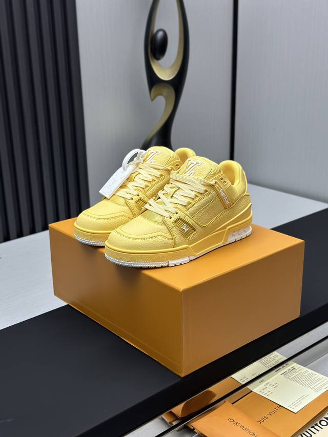 工厂直销 顶级版本 LV-路易威登-经典走秀新款空胶工艺 原版1：1开发复刻！！上脚非常舒适 奢侈用料，做工精细，中底印有欧洲制造英文字母鞋面由意大利进口小牛皮