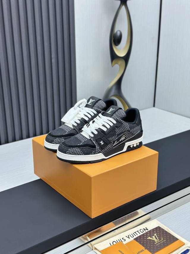 工厂直销 顶级版本 LV-路易威登-经典走秀新款空胶工艺 原版1：1开发复刻！！上脚非常舒适 奢侈用料，做工精细，中底印有欧洲制造英文字母鞋面由意大利进口小牛皮