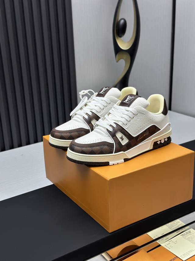 工厂直销 顶级版本 LV-路易威登-经典走秀新款空胶工艺 原版1：1开发复刻！！上脚非常舒适 奢侈用料，做工精细，中底印有欧洲制造英文字母鞋面由意大利进口小牛皮