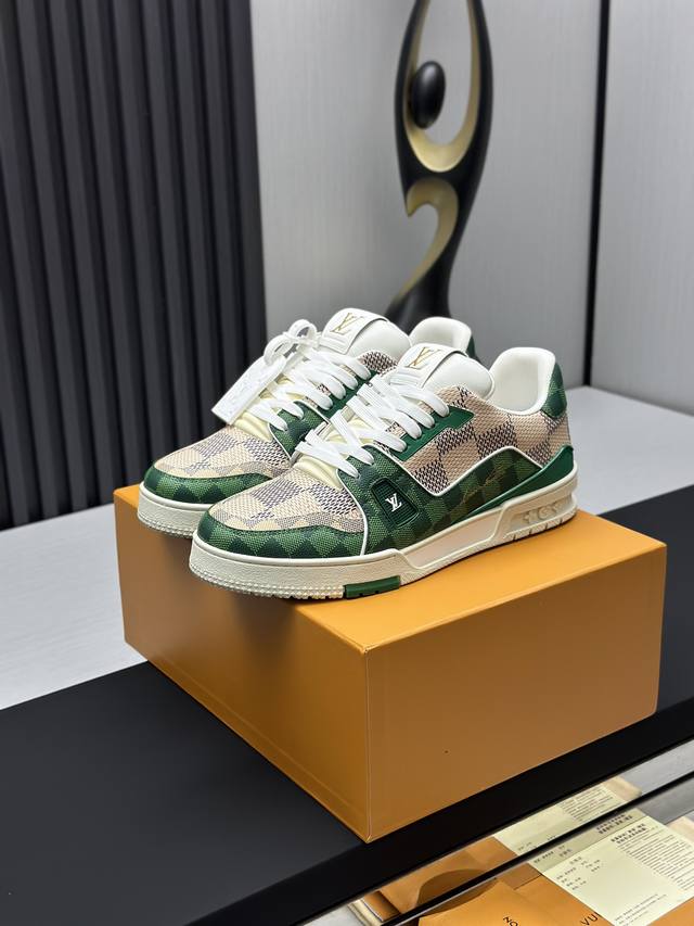 工厂直销 顶级版本 LV-路易威登-经典走秀新款空胶工艺 原版1：1开发复刻！！上脚非常舒适 奢侈用料，做工精细，中底印有欧洲制造英文字母鞋面由意大利进口小牛皮