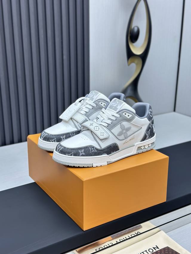 工厂直销 顶级版本 LV-路易威登-经典走秀新款空胶工艺 原版1：1开发复刻！！上脚非常舒适 奢侈用料，做工精细，中底印有欧洲制造英文字母鞋面由意大利进口小牛皮
