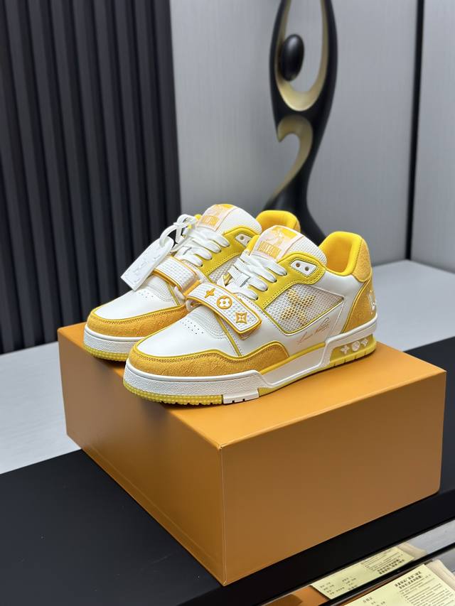 工厂直销 顶级版本 LV-路易威登-经典走秀新款空胶工艺 原版1：1开发复刻！！上脚非常舒适 奢侈用料，做工精细，中底印有欧洲制造英文字母鞋面由意大利进口小牛皮