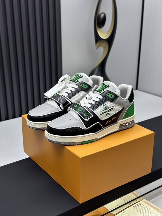 工厂直销 顶级版本 LV-路易威登-经典走秀新款空胶工艺 原版1：1开发复刻！！上脚非常舒适 奢侈用料，做工精细，中底印有欧洲制造英文字母鞋面由意大利进口小牛皮
