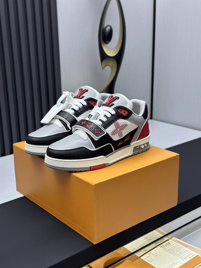 工厂直销 顶级版本 LV-路易威登-经典走秀新款空胶工艺 原版1：1开发复刻！！上脚非常舒适 奢侈用料，做工精细，中底印有欧洲制造英文字母鞋面由意大利进口小牛皮