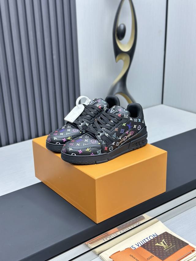 工厂直销 顶级版本 LV-路易威登-经典走秀新款空胶工艺 原版1：1开发复刻！！上脚非常舒适 奢侈用料，做工精细，中底印有欧洲制造英文字母鞋面由意大利进口小牛皮