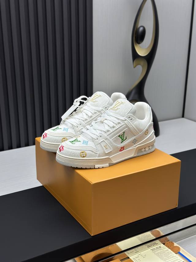 工厂直销 顶级版本 LV-路易威登-经典走秀新款空胶工艺 原版1：1开发复刻！！上脚非常舒适 奢侈用料，做工精细，中底印有欧洲制造英文字母鞋面由意大利进口小牛皮