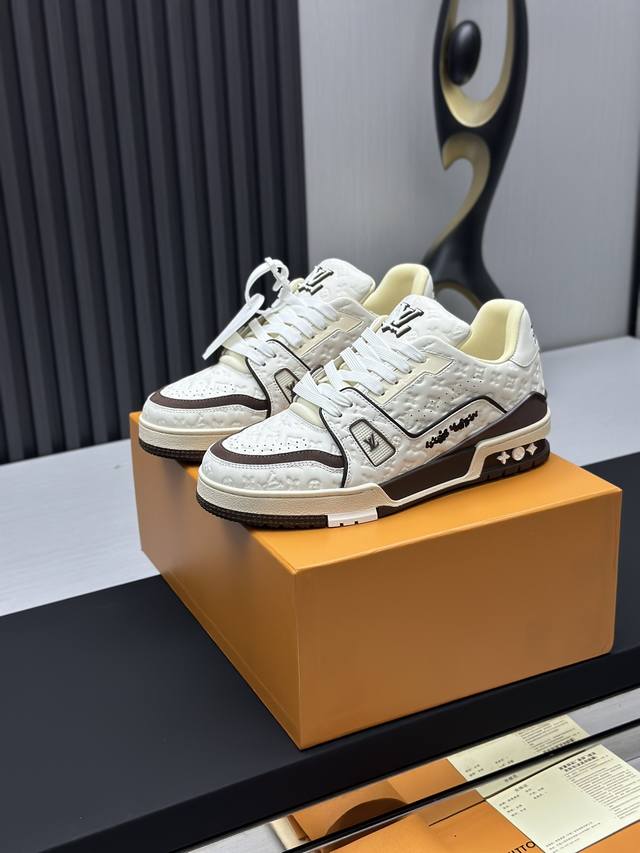 工厂直销 顶级版本 LV-路易威登-经典走秀新款空胶工艺 原版1：1开发复刻！！上脚非常舒适 奢侈用料，做工精细，中底印有欧洲制造英文字母鞋面由意大利进口小牛皮