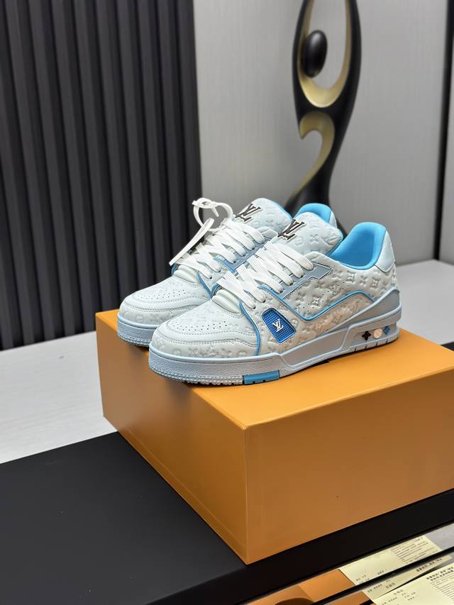 工厂直销 顶级版本 LV-路易威登-经典走秀新款空胶工艺 原版1：1开发复刻！！上脚非常舒适 奢侈用料，做工精细，中底印有欧洲制造英文字母鞋面由意大利进口小牛皮