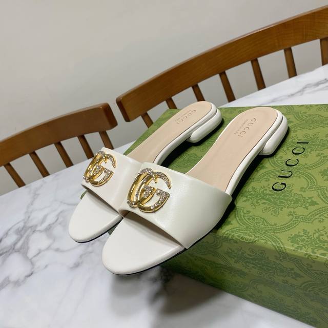 Gucci 古奇 小圆头粗跟凉拖鞋，点钻双扣搭配，一贯的时尚.简约.大气.百搭鞋面为混种羊皮，里垫为羊皮，真皮大底，原版开发五金饰扣码数：35 40码 34.4