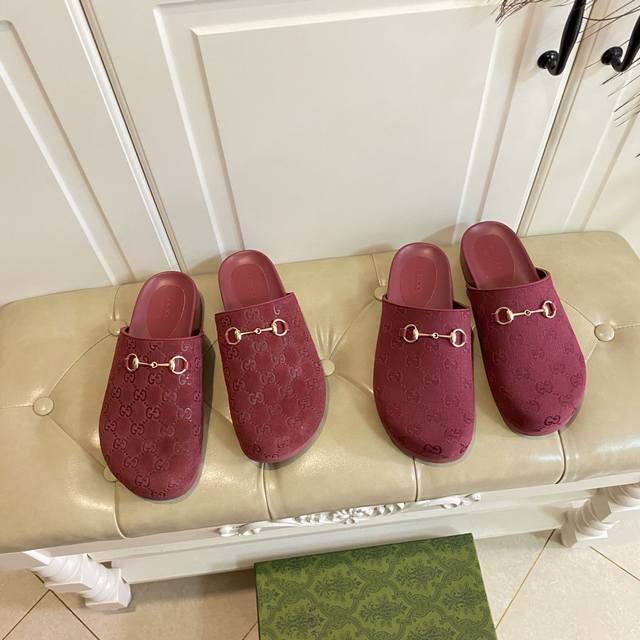 出厂价 ，古奇Gucci情侣款拖鞋，提花布面 牛反绒面，羊皮里，橡胶底，女码段36-42，男码段39-45 46，47码可定做不退换 ，下单请注明男女码