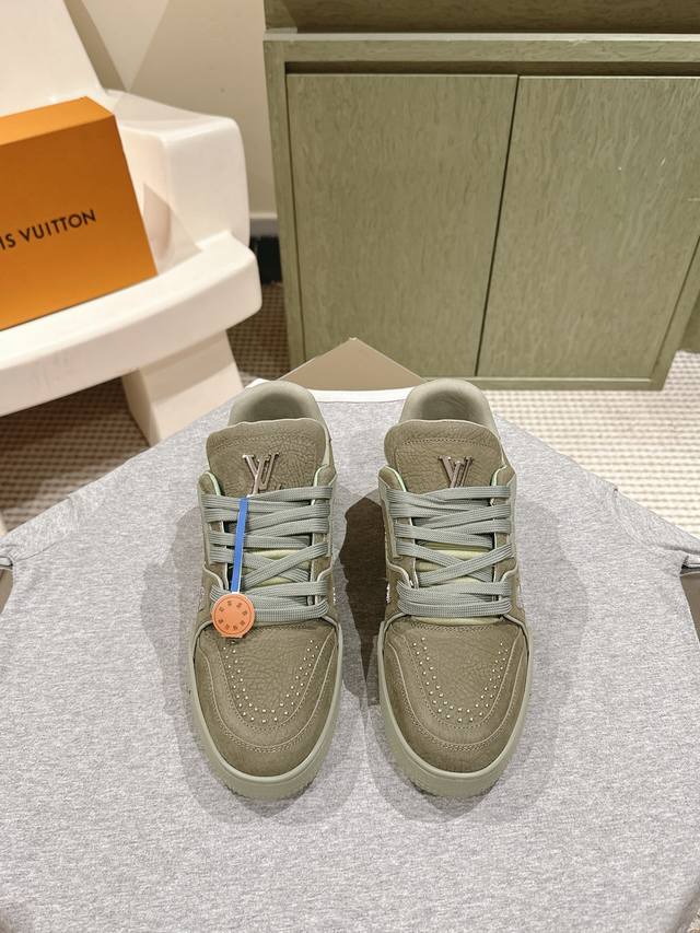 男票 225 LV代购级新色现货供应！经典驴家全系列！LVTrainer PVC 运动鞋, 每个款式配色都很赞！Trainer的脚感真的非常不错，惊喜满满银色不