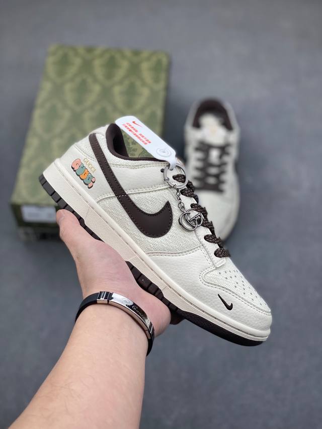 独家实拍nk sb dunk low 古驰联名-米白棕勾织布 周年高端定制 低帮休闲板鞋 dq1098-375#定制鞋盒 大厂纯原品质出货 超高清洁度 皮料切割