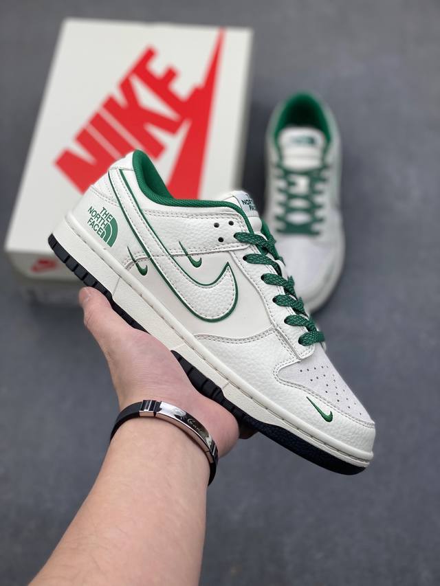 nike sb dunk low“北面联名 米白绿四勾高端定制 低帮休闲板鞋 定制鞋盒 大厂纯原品质出货 超高清洁度 皮料切割干净无任何毛边 细节完美 货号：c