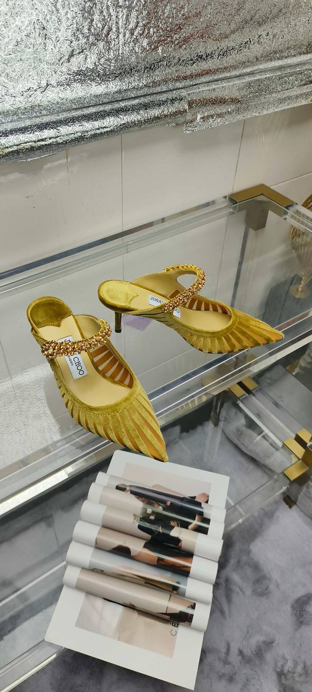JIMMY CHOO 爆款尖头水钻高跟鞋钻带半拖凉鞋面料：进口丝绒拼网内里：小羊皮 大底：意大利真皮大底 码数：35～39 33 34 40 41 42定制不退