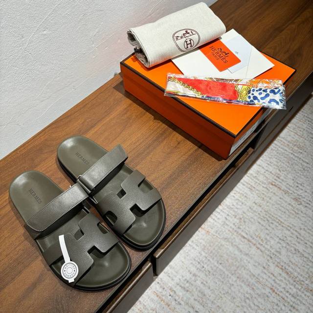 出厂价：女款 男款10品牌：HERMES编号：H8018- 199颜色：新色系码数:35一40 38-45鞋面材质：进口小牛皮大底材质：Tpu防滑耐磨大底HER