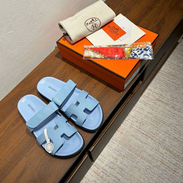 出厂价：女款 男款10品牌：HERMES编号：H8018- 199颜色：新色系码数:35一40 38-45鞋面材质：进口小牛皮大底材质：Tpu防滑耐磨大底HER