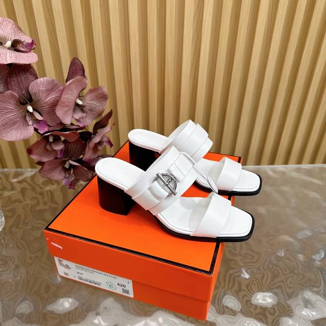 2025 新款Hermès 爱马仕经典高跟 凉鞋极约复古的设计 浓厚的异域风情 时髦感十足、随便上脚都很有腔调简简单单的款式随便搭配一下高级感就很棒百搭的颜色流