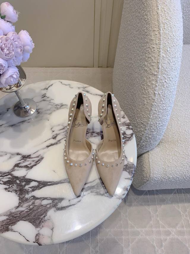 出厂价 Christian Loubouti* 经典侧空铆钉红底高跟鞋 流畅的曲线勾勒曼妙风情 尽显性感风姿 万年经典款 鞋面羊京 内里垫脚羊皮 原版进口AR1