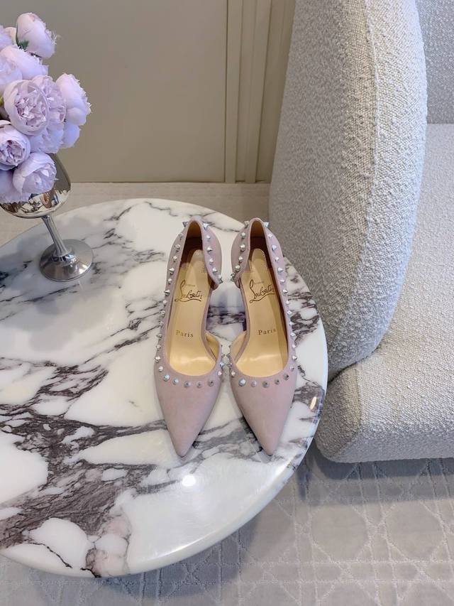出厂价 Christian Loubouti* 经典侧空铆钉红底高跟鞋 流畅的曲线勾勒曼妙风情 尽显性感风姿 万年经典款 鞋面羊京 内里垫脚羊皮 原版进口AR1