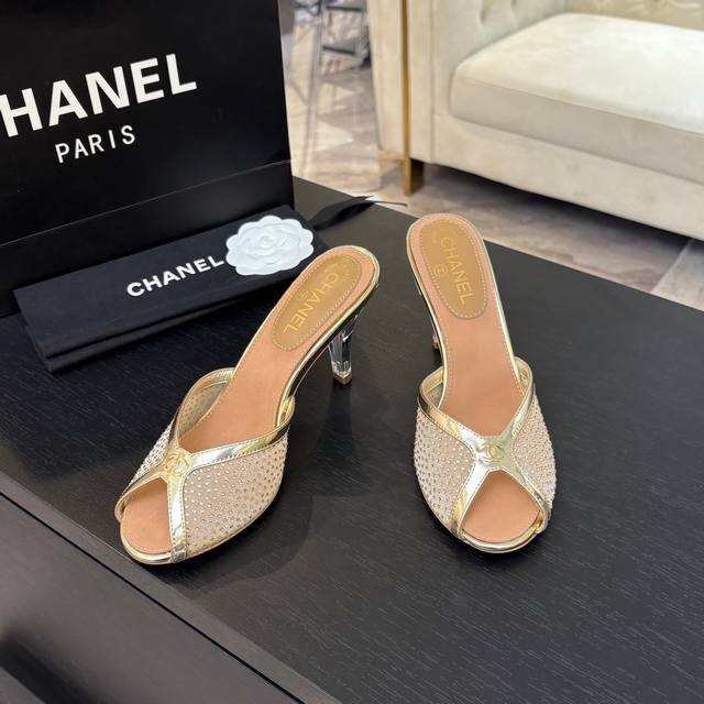 CHANE*｜小香25P春夏新品网纱蕾丝系列双C高跟拖鞋这一季的网纱蕾丝美得让人窒息！蕾丝给人以一种很神秘的感觉朦胧看不清，不管是衣服还是裙子穿在女人身上，若隐