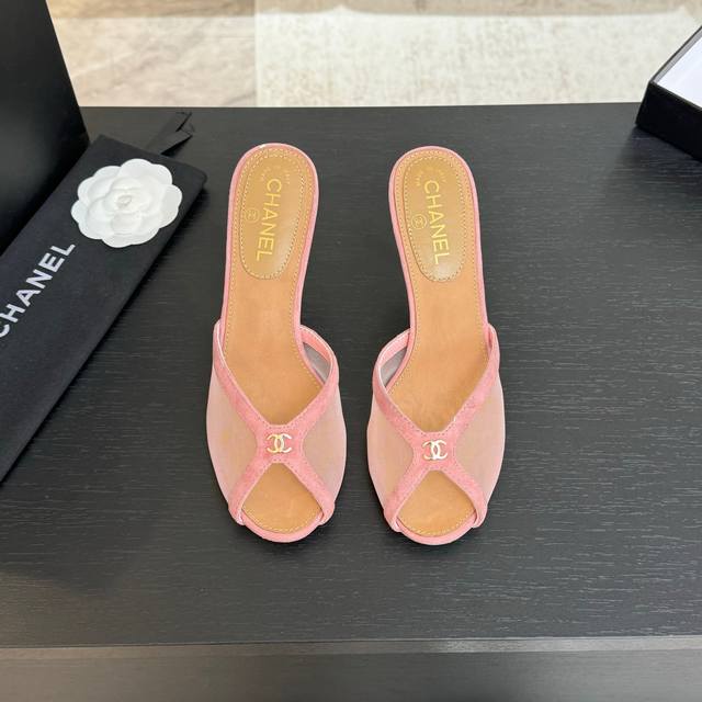CHANE*｜小香25P春夏新品网纱蕾丝系列双C高跟拖鞋这一季的网纱蕾丝美得让人窒息！蕾丝给人以一种很神秘的感觉朦胧看不清，不管是衣服还是裙子穿在女人身上，若隐