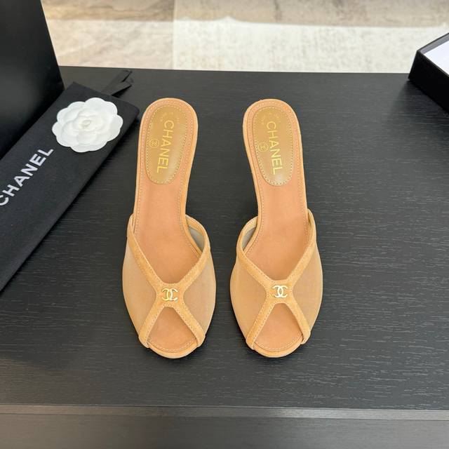 CHANE*｜小香25P春夏新品网纱蕾丝系列双C高跟拖鞋这一季的网纱蕾丝美得让人窒息！蕾丝给人以一种很神秘的感觉朦胧看不清，不管是衣服还是裙子穿在女人身上，若隐