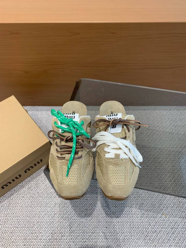 Miu Miu x New Balance 联名系列情侣运动鞋 各大品牌都热衷于跨界联名 缪缪这次联名诚意满满非常有亮点 鞋面高丝光拼接 做旧毛边设计 复古又叛