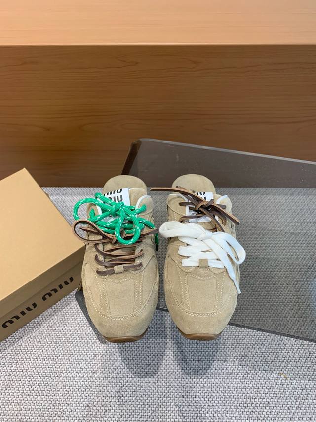 Miu Miu x New Balance 联名系列情侣运动鞋 各大品牌都热衷于跨界联名 缪缪这次联名诚意满满非常有亮点 鞋面高丝光拼接 做旧毛边设计 复古又叛
