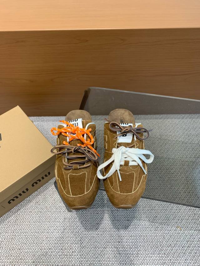 Miu Miu x New Balance 联名系列情侣运动鞋 各大品牌都热衷于跨界联名 缪缪这次联名诚意满满非常有亮点 鞋面高丝光拼接 做旧毛边设计 复古又叛