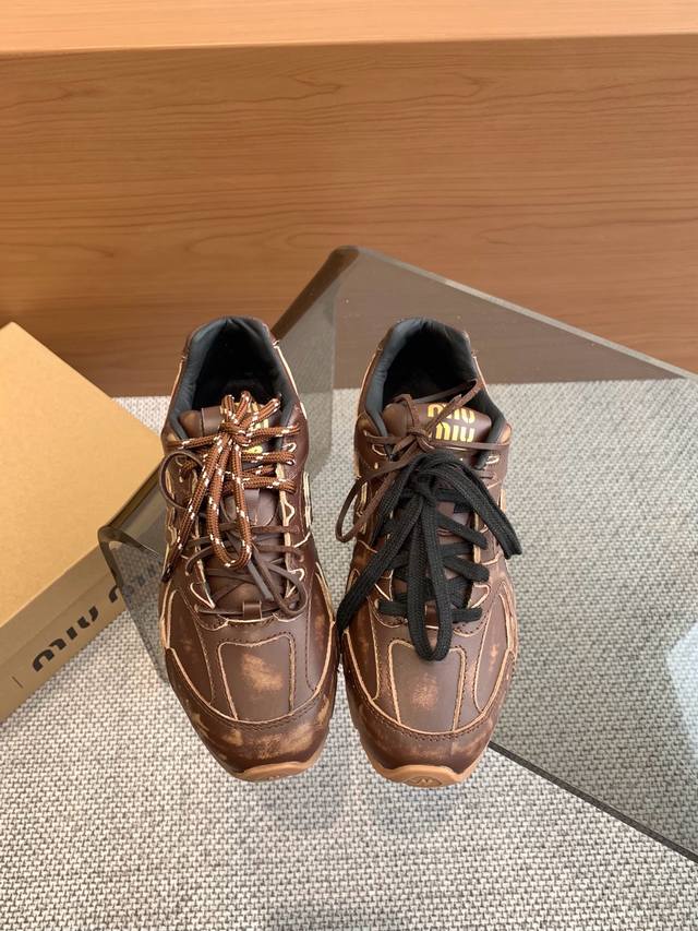 Miu Miu x New Balance 联名系列情侣运动鞋 各大品牌都热衷于跨界联名 缪缪这次联名诚意满满非常有亮点 鞋面高丝光拼接 做旧毛边设计 复古又叛