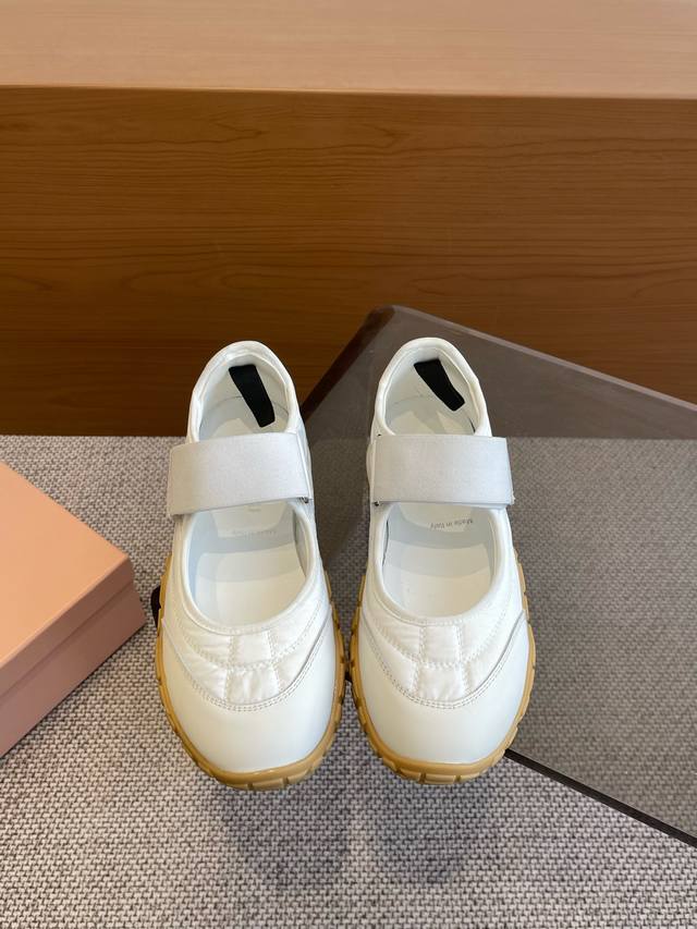 Miu Miu 缪缪 25ss 春夏新款 饼干鞋 阿甘鞋 休闲运动鞋miumiu最新爆款 前卫大胆的设计，Miu Miu风格融于此款厚底帆布运动鞋的简约线条，别