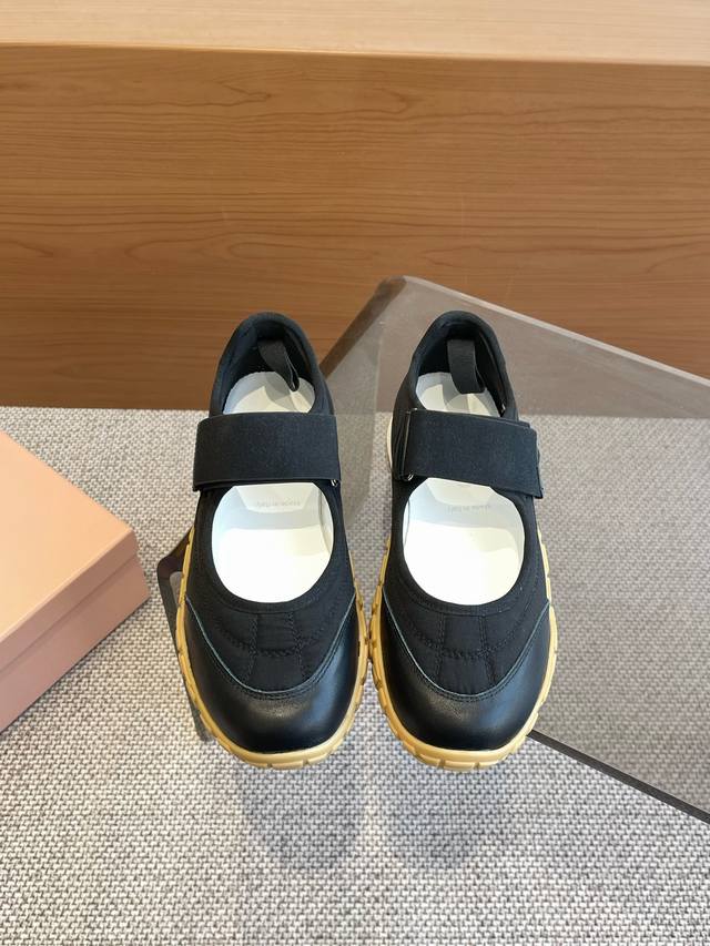 Miu Miu 缪缪 25ss 春夏新款 饼干鞋 阿甘鞋 休闲运动鞋miumiu最新爆款 前卫大胆的设计，Miu Miu风格融于此款厚底帆布运动鞋的简约线条，别