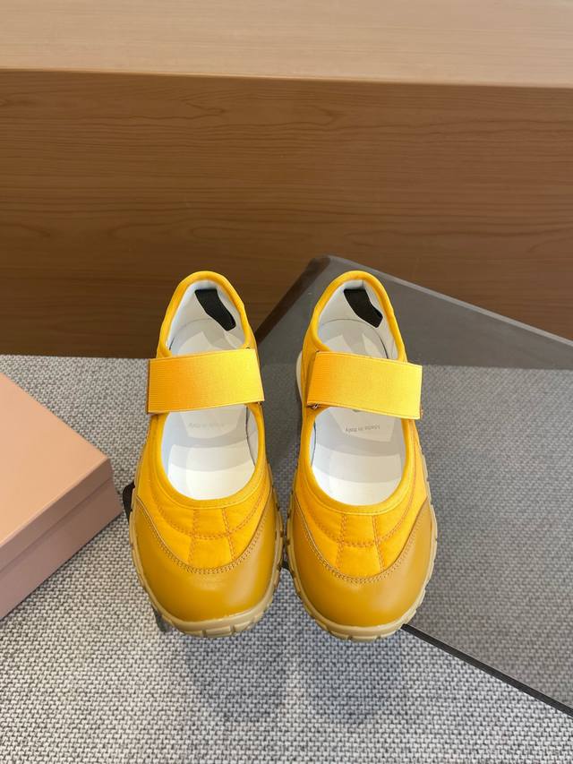 Miu Miu 缪缪 25ss 春夏新款 饼干鞋 阿甘鞋 休闲运动鞋miumiu最新爆款 前卫大胆的设计，Miu Miu风格融于此款厚底帆布运动鞋的简约线条，别