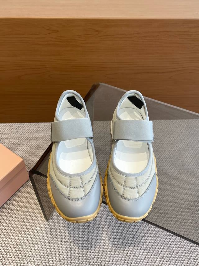 Miu Miu 缪缪 25ss 春夏新款 饼干鞋 阿甘鞋 休闲运动鞋miumiu最新爆款 前卫大胆的设计，Miu Miu风格融于此款厚底帆布运动鞋的简约线条，别
