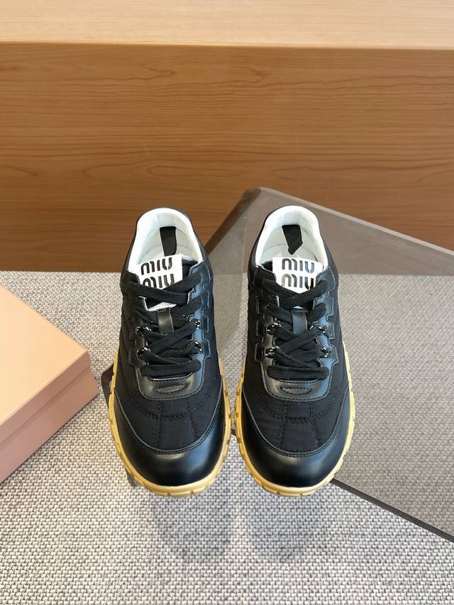 Miu Miu 缪缪 25ss 春夏新款 饼干鞋 阿甘鞋 休闲运动鞋miumiu最新爆款 前卫大胆的设计，Miu Miu风格融于此款厚底帆布运动鞋的简约线条，别