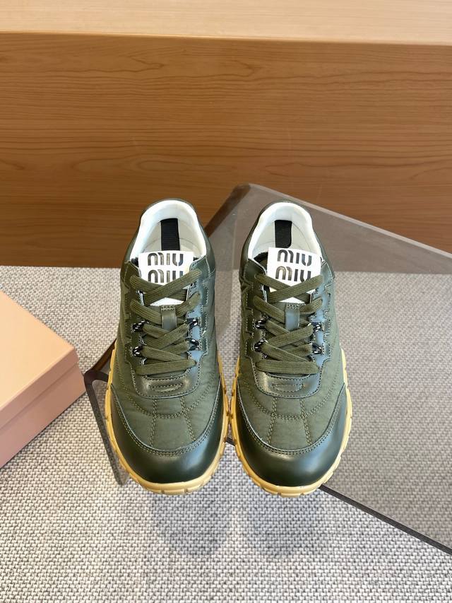 Miu Miu 缪缪 25ss 春夏新款 饼干鞋 阿甘鞋 休闲运动鞋miumiu最新爆款 前卫大胆的设计，Miu Miu风格融于此款厚底帆布运动鞋的简约线条，别