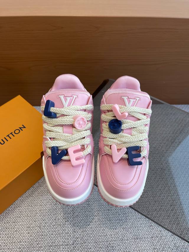 Louis Vuitton LV 新款trainer diy饰扣运动鞋板鞋 可爱胖trainer，来闭着眼睛买的款式，打破颜色的单一变化，更年轻了胖traine