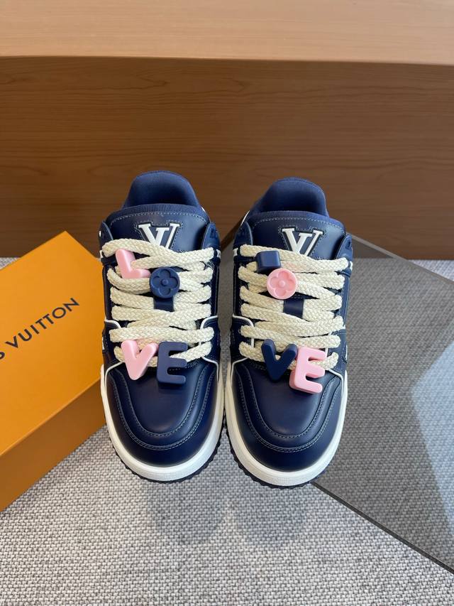 Louis Vuitton LV 新款trainer diy饰扣运动鞋板鞋 可爱胖trainer，来闭着眼睛买的款式，打破颜色的单一变化，更年轻了胖traine