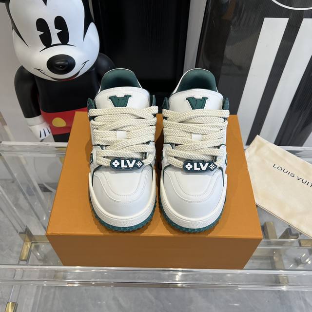 Louis Vuitton 走秀款胖丁trainer 面包鞋 情侣款胖trainer打破颜色的单一变化 胖乎乎的超可爱有趣 融入了与Old Skool 更相似的