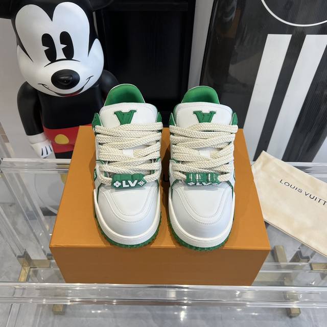 Louis Vuitton 走秀款胖丁trainer 面包鞋 情侣款胖trainer打破颜色的单一变化 胖乎乎的超可爱有趣 融入了与Old Skool 更相似的