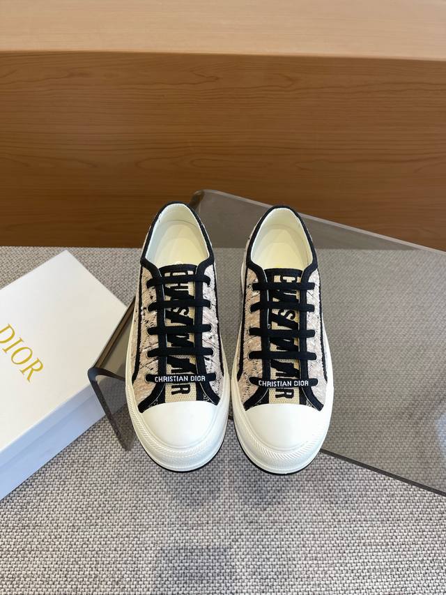 Dior迪奥 厚底休闲运动鞋 采用全刺绣标志性图案 国外专柜爆款非市场普通仿版 面料采用意大利进口布料 刺绣鞋面原版模具注胶Logo磨砂五角星大底 内里进口小羊