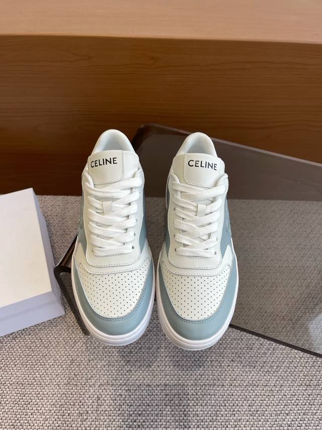 CELINE 赛琳 25ss最新 Block系列 女款 休闲运动鞋TRIOMPHE 皮革贴饰，瞬间给这款 BLOCK 运动鞋注入了清新柔美的魅力，爱了爱了。搭配