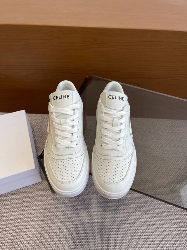CELINE 赛琳 25ss最新 Block系列 女款 休闲运动鞋TRIOMPHE 皮革贴饰，瞬间给这款 BLOCK 运动鞋注入了清新柔美的魅力，爱了爱了。搭配