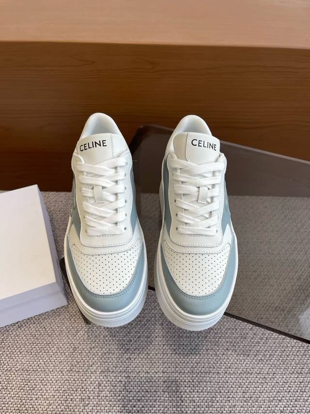 CELINE 赛琳 25ss最新 Block系列 厚底女款 休闲运动鞋TRIOMPHE 皮革贴饰，瞬间给这款 BLOCK 运动鞋注入了清新柔美的魅力，爱了爱了。