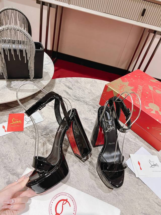 大水台 凉鞋 w. 这款Maison Christian Louboutin厚底凉鞋有着130毫米的高跟鞋。极具建筑风格的黑色漆皮小牛皮凉鞋，搭配优雅的系带，完