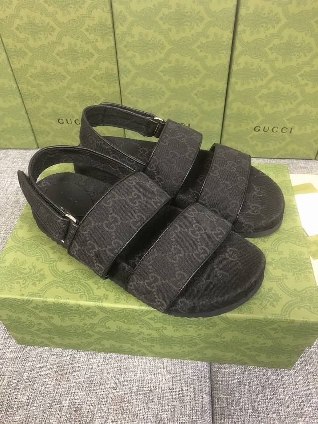 女士防水台凉鞋新款高辨识度设计在古驰爱的进行曲 系列中焕新演绎为新的造型，GG标识于上世纪30年代问世，在无数次的焕新演绎中积淀了深厚的品牌内涵，时至今日依然在