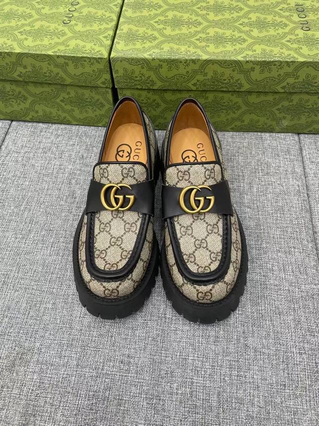 Gucci 最新最火爆的双G扣英伦学院风复古厚底乐福鞋各地专柜纷纷卖断货的一款 最近厚底单鞋都很火爆 就是因为好显瘦 搭配G家标志性的铜制扣 后跟部分3D电脑刺